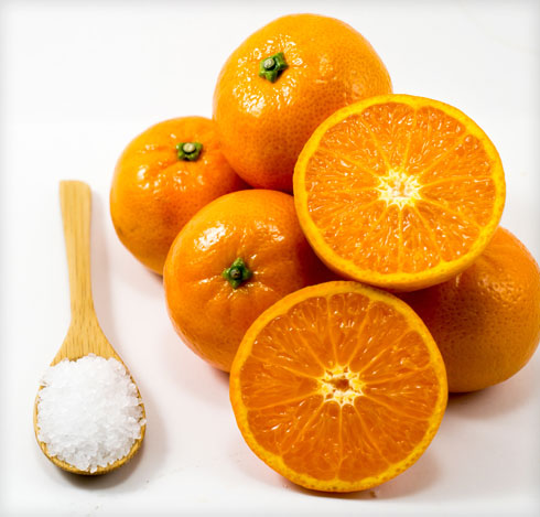 תכשיר ניקוי טבעי: תפוז ומלח (צילום: Shutterstock)