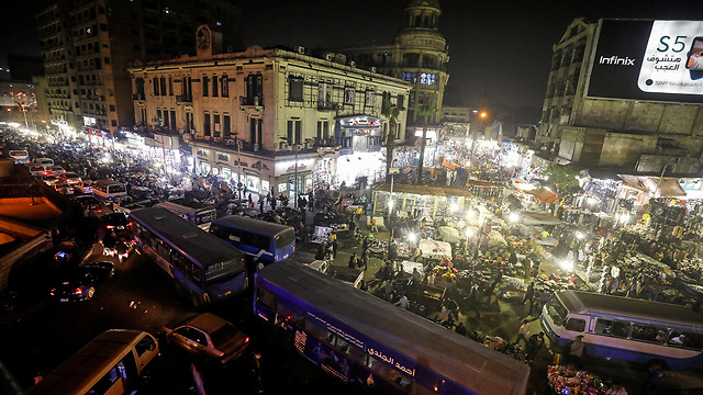 מצרים צפיפות אוכלוסין שוק מרכזי בקהיר (צילום: רויטרס)