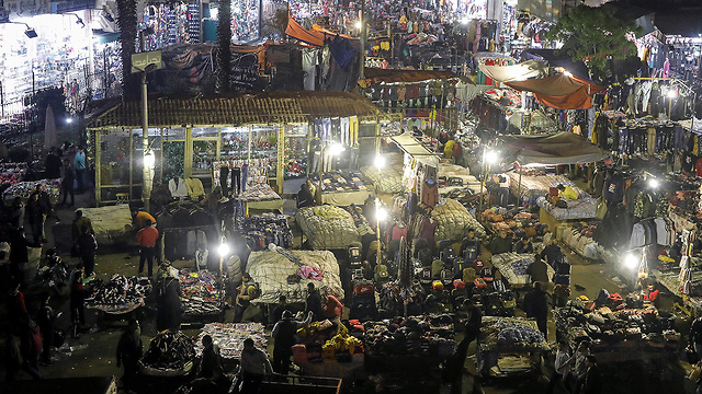 מצרים צפיפות אוכלוסין שוק מרכזי בקהיר (צילום: רויטרס)