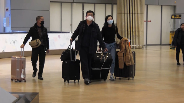 Пассажиры, прибывшие из Китая через Гонконг, в аэропорту Бен-Гурион. Фото: Эли Мандельбаум