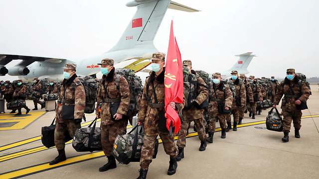 חיילים צבא סין מגיעים ל ווהאן עם ציוד רפואי  (צילום: רויטרס)