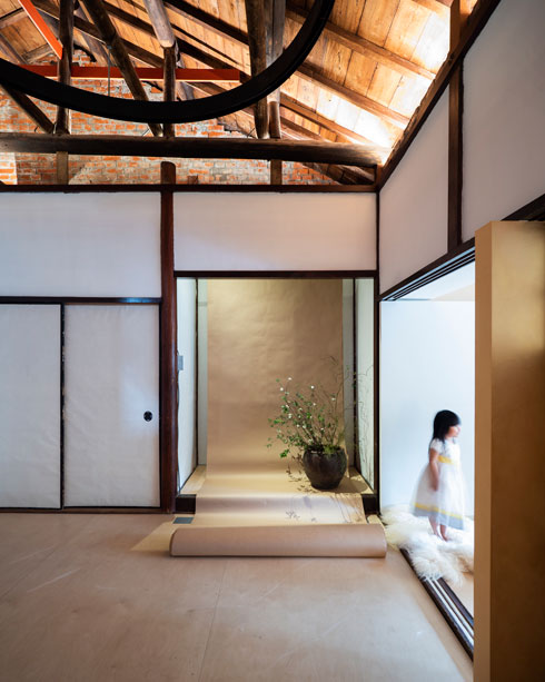 בחדרי השינה נשמר העיצוב היפני המסורתי (צילום: JC Architecture)