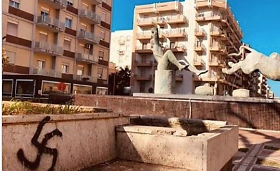 צלב קרס בכיכר אינאם, סיציליה צלב קרס בכיכר אינאם, סיציליה