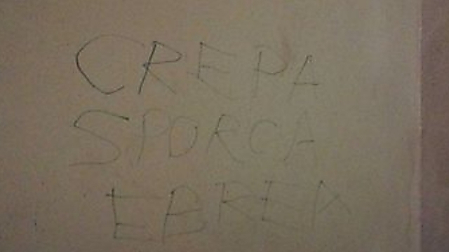 כתובת נאצה אנטישמית על קיר ביתה של פנסיונרית יהודיה בת 65 בטורינו ()