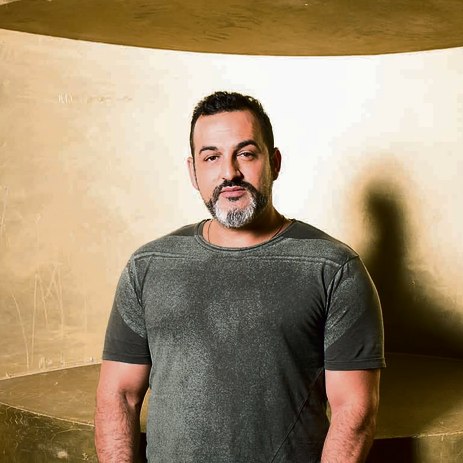 לכולם הוא כתב. אפללו | צילום: טל שחר