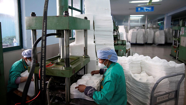 וירוס נגיף ה קורונה סין מפעל לייצור מסכות שנגחאי (צילום:  רויטרס)