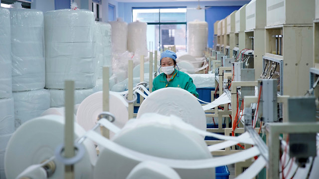וירוס נגיף ה קורונה סין מפעל לייצור מסכות שנגחאי (צילום:  רויטרס)