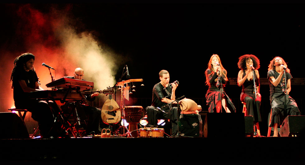 אברהם (שלישית מימין) בהופעה עם הפרויקט של עידן רייכל, 2005. "לקח לי זמן להבין מיהו ולמה הוא מכוון" (צילום: אורן אגמון)