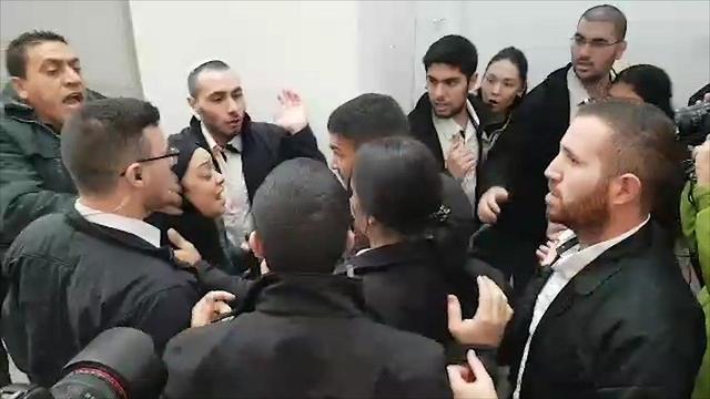 דחיפות בכניסה לבית המשפט בחיפה ()