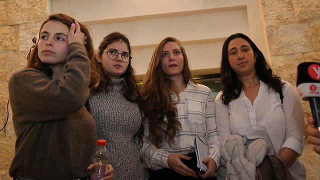 נשים לוחמות בבית המשפט העליון בירושלים (צילום: אלכס קולומויסקי)