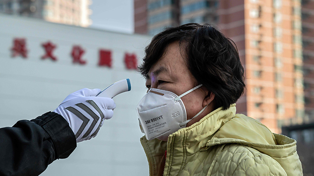 נגיף ה קורונה בייג'ינג סין מודדים חום ברחוב (צילום: AFP)