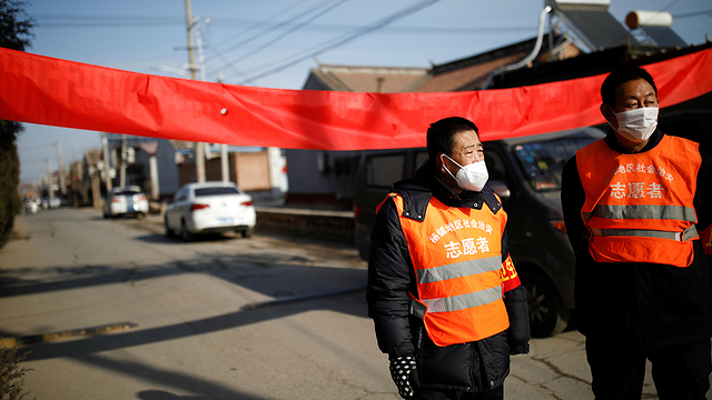 מחסום בכניסה ל כפר פרברי בייג'ינג נגיף קורונה סין (צילום: רויטרס)