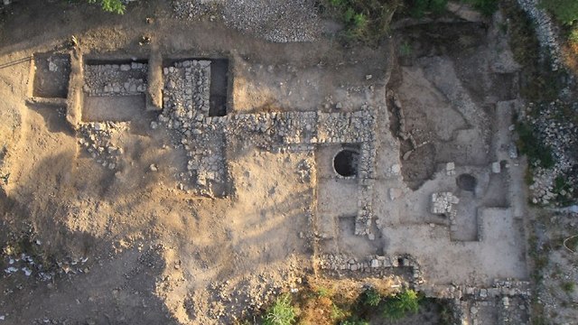 תצלום אוויר של המקדש בסיום עונת החפירות בשנת 2013 (צילום: פ. פרטוש, סקייוויו)