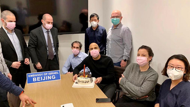 חגיגות יום הולדת בשגרירות ישראל בביג'ינג עם מסכות ()