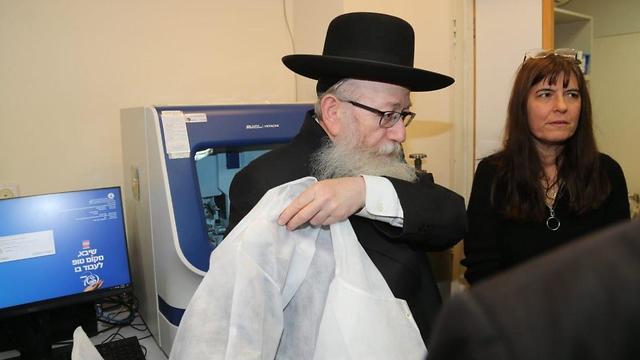 Министр здравоохранения Яаков Лицман посещает лабораторию больницы "Шиба". Фото: Ярив Кац