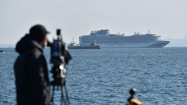 Круизный лайнер с заболевшими в порту Иокогамы. Фото: AFP 