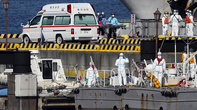 Круизный лайнер с заболевшими в порту Иокогамы. Фото: EPA