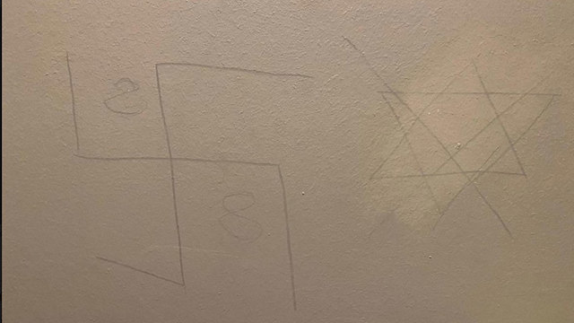 Рисунки в туалете реcторана. Фото: Нир Розенфельд