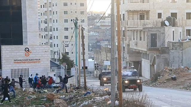 פלסטינים זורקים אבנים ובקבוקי תבערה לעבר כוחות צה
