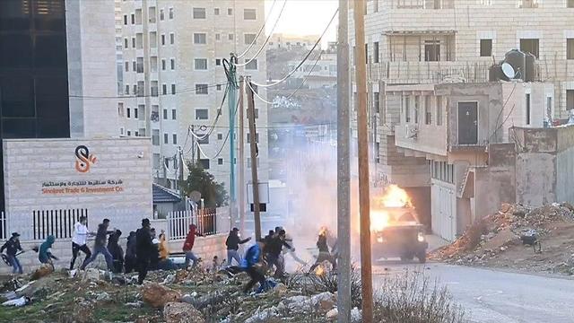פלסטינים זורקים אבנים ובקבוקי תבערה לעבר כוחות צה
