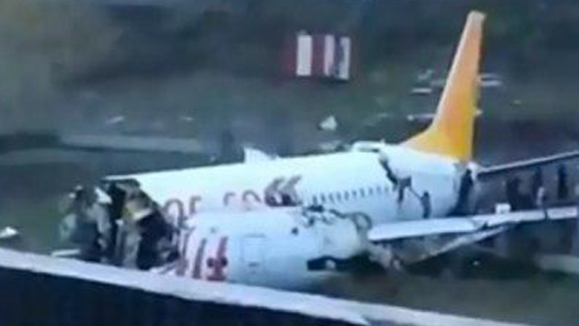 Катастрофа в аэропорту Стамбула. Кадр видеозаписи