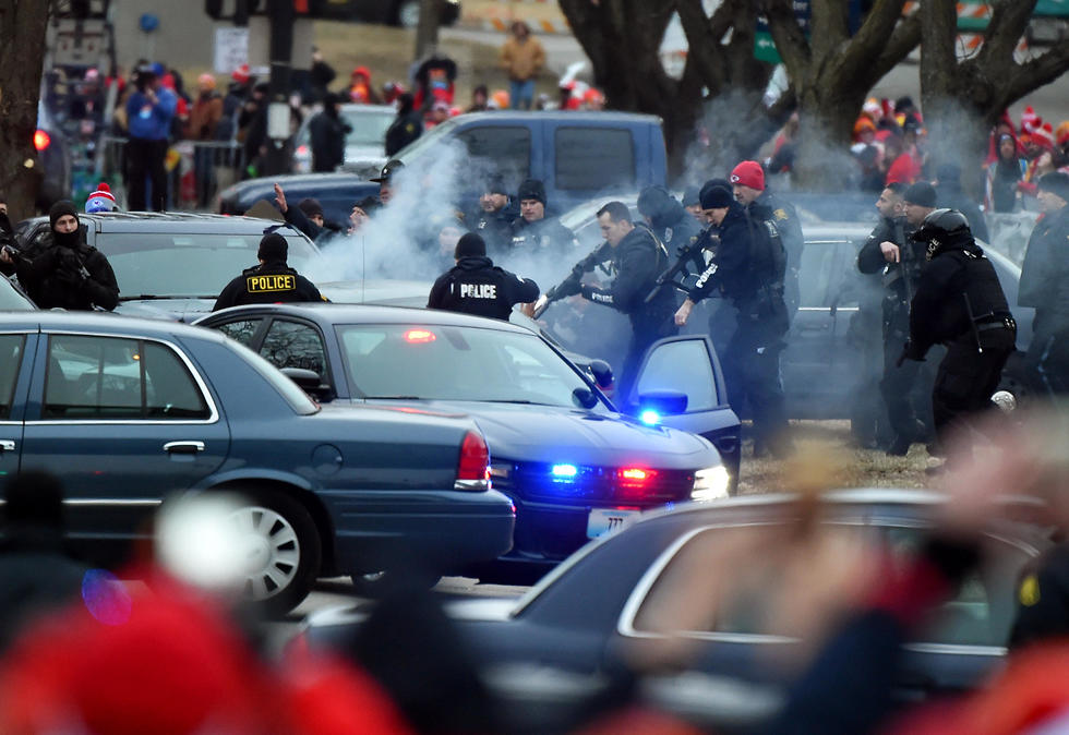 האוטו שפרץ למצעד (צילום: EPA)