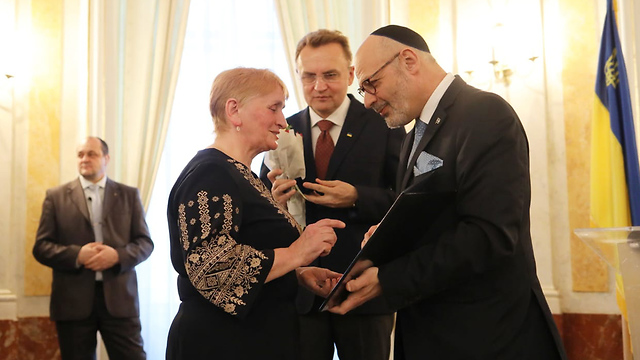 שגריר ישראל באוקראינה העניק אותות חסידי אומות העולם לבני משפחות של 6 אוקראינים שהצילו ויהודים בשואה (צילום: עיריית לבוב)