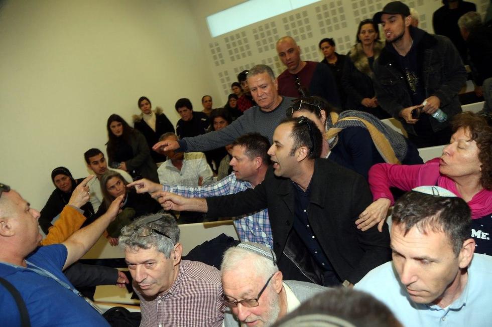 Столкновение в зале суда в Лоде. Фото: Ярив Кац (צילום: יריב כץ )