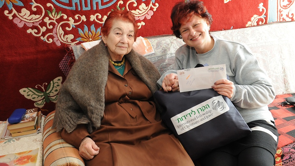 קשישים מקבלים מענק חימום מהקרן לידידות  (צילום: הקרן לידידות)