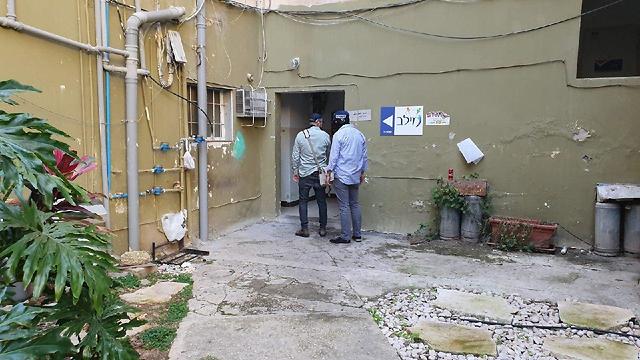 מחוץ לביתו של המחבל, שאדי בנא  (צילום: ליאור אל- חי)