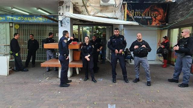 Полицейские у цветочного магазина, где работал террорист. Фото: Лиор Эльхай