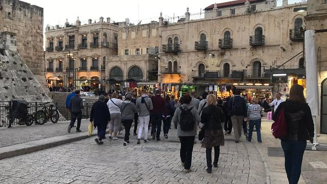 תיירים עיר עתיקה ירושלים  ()