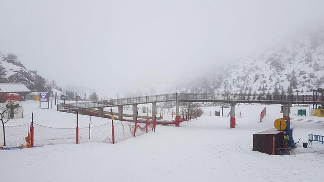 שלג קל החל לרדת באתר החרמון והוא נפתח למבקרים (צילום: אתר החרמון)