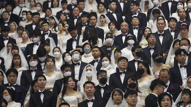 בצל הנגיף: חתונה המונית בדרום קוריאה (צילום: AP)
