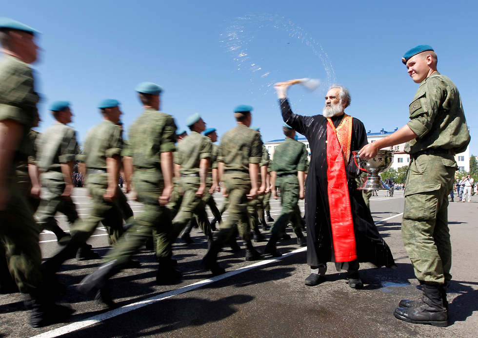 רוסיה כמרים כנסייה אורתודוקסית מברכים נשק חיילים צבא (צילום: רויטרס)