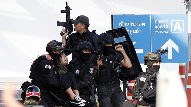 חייל חמוש רצח לפחות 21 בני אדם בתאילנד (צילום: EPA)