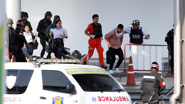 חייל חמוש רצח לפחות 21 בני אדם בתאילנד (צילום: EPA)