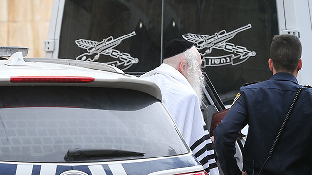 הרב אליעזר ברלנד בהארכת מעצרו בחשד לניצול אזרחים ועבירות מס (צילום: אלכס קולומויסקי)