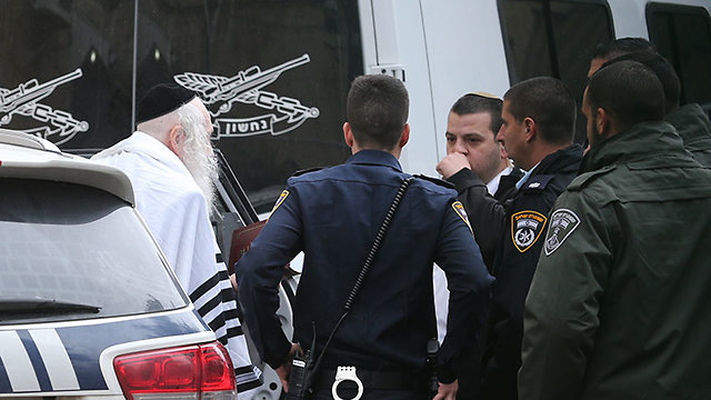 הרב אליעזר ברלנד בהארכת מעצרו בחשד לניצול אזרחים ועבירות מס (צילום: אלכס קולומויסקי)