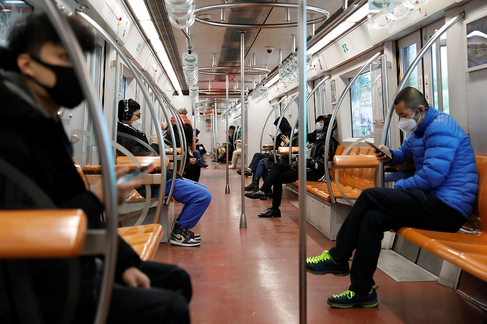 נוסעים עם מסכות רכבת בייג'ינג סין נגיף קורונה (צילום: רויטרס)