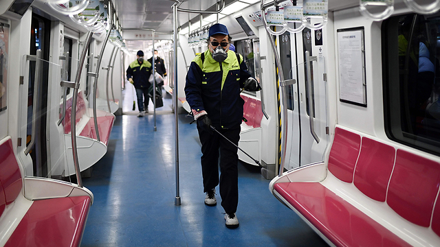 Обработка вагонов метро в Пекине. Фото: AFP 