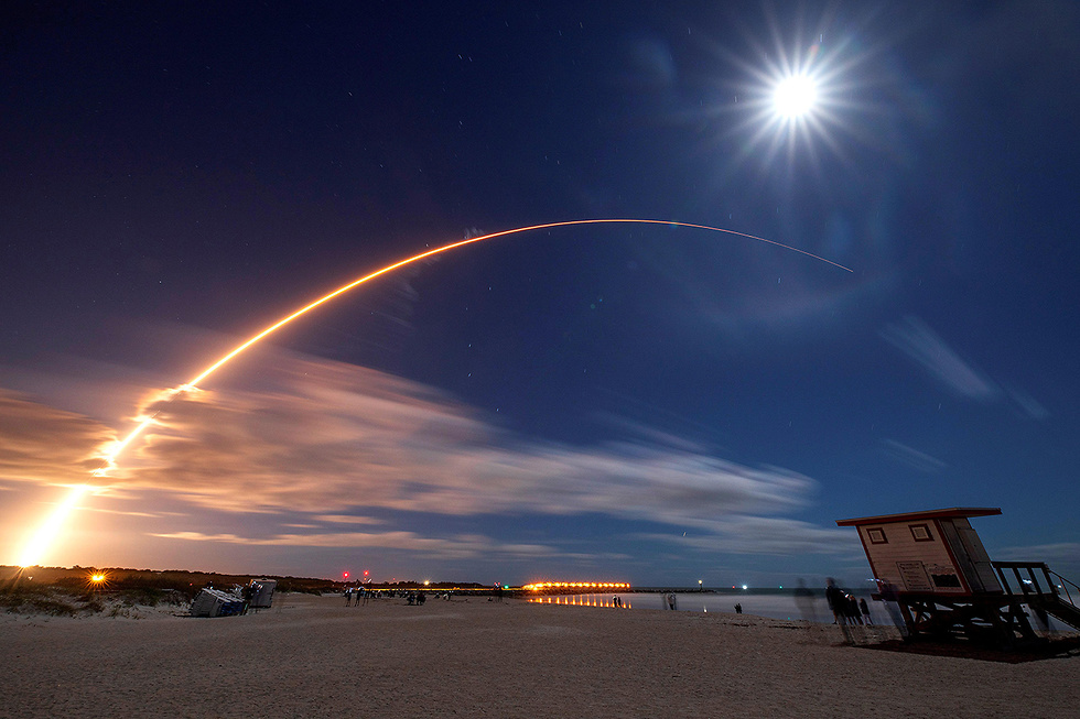 שיגור הטיל אטלס עם רכב החלל סולאר אורביטר שיצפה בקטבים של השמש (צילום: רויטרס)