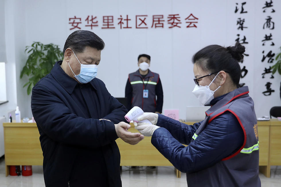 שי ג'ינפינג נשיא סין ב ביקור בית חולים ב בייג'ינג וירוס נגיף קורונה (צילום: AP)