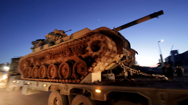 כוחות צבא טורקיים טנק חוצים את הגבול מ טורקיה ל סוריה אידליב (צילום: רויטרס)