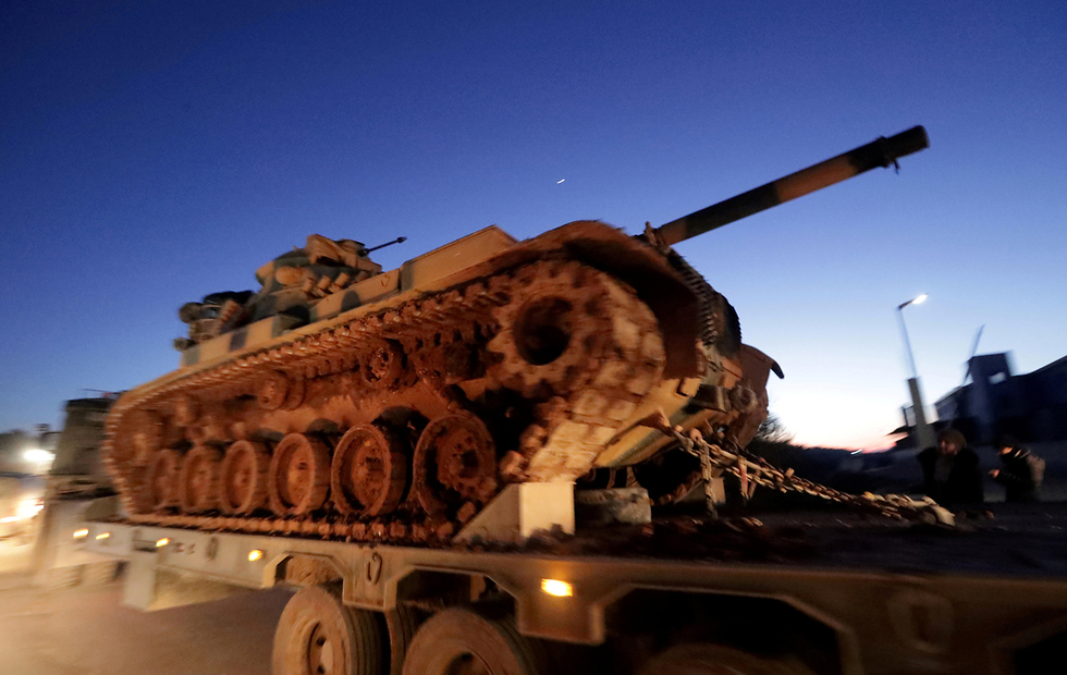 כוחות צבא טורקיים טנק חוצים את הגבול מ טורקיה ל סוריה אידליב (צילום: רויטרס)