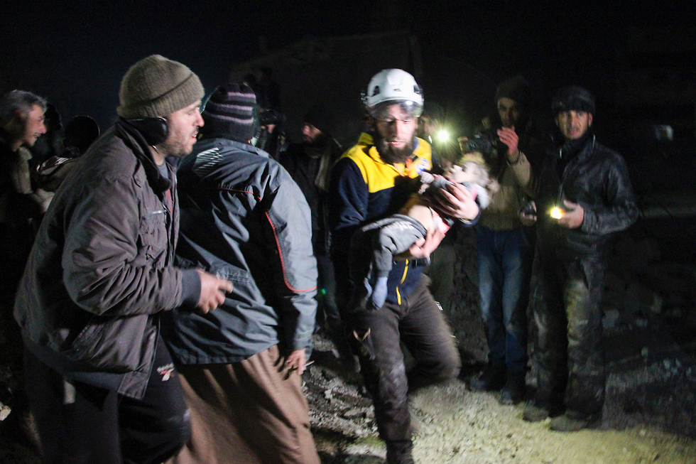 ילדה ואזרחים נהרגו ב הפצצה על כפר ב מחוז חלב ליד אידליב סוריה (צילום: AFP)