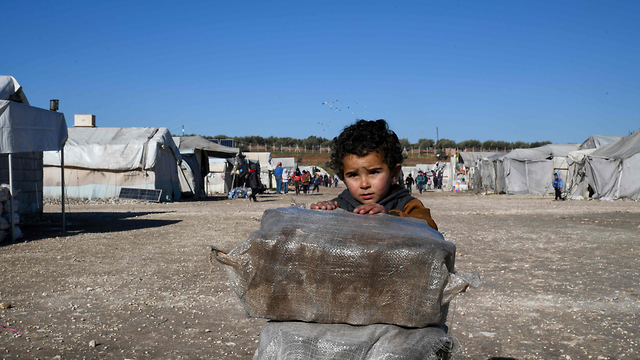 פליטים סורים ליד הגבול עם טורקיה (צילום: AFP)