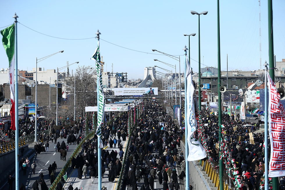 איראן יום השנה למהפכה האיסלאמית ב טהרן (צילום: רויטרס)