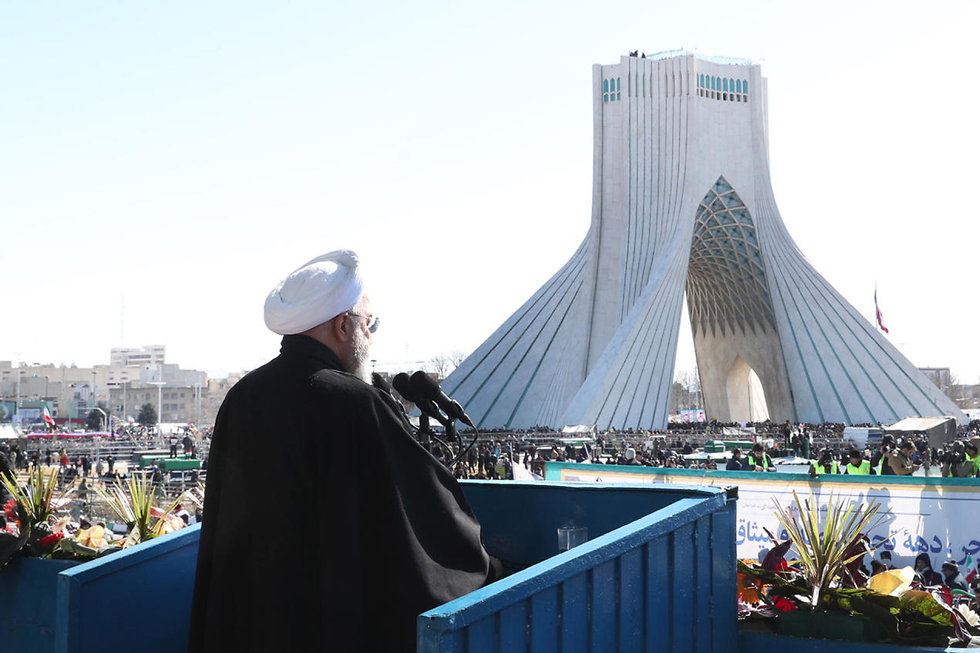 חסן רוחאני טהרן איראן יום השנה למהפכה האיסלאמית (צילום: AFP, HO ,IRANIAN PRESIDENCY)