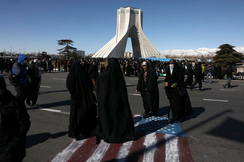 איראן טהרן יום השנה למהפכה האיסלאמית (צילום: AP)